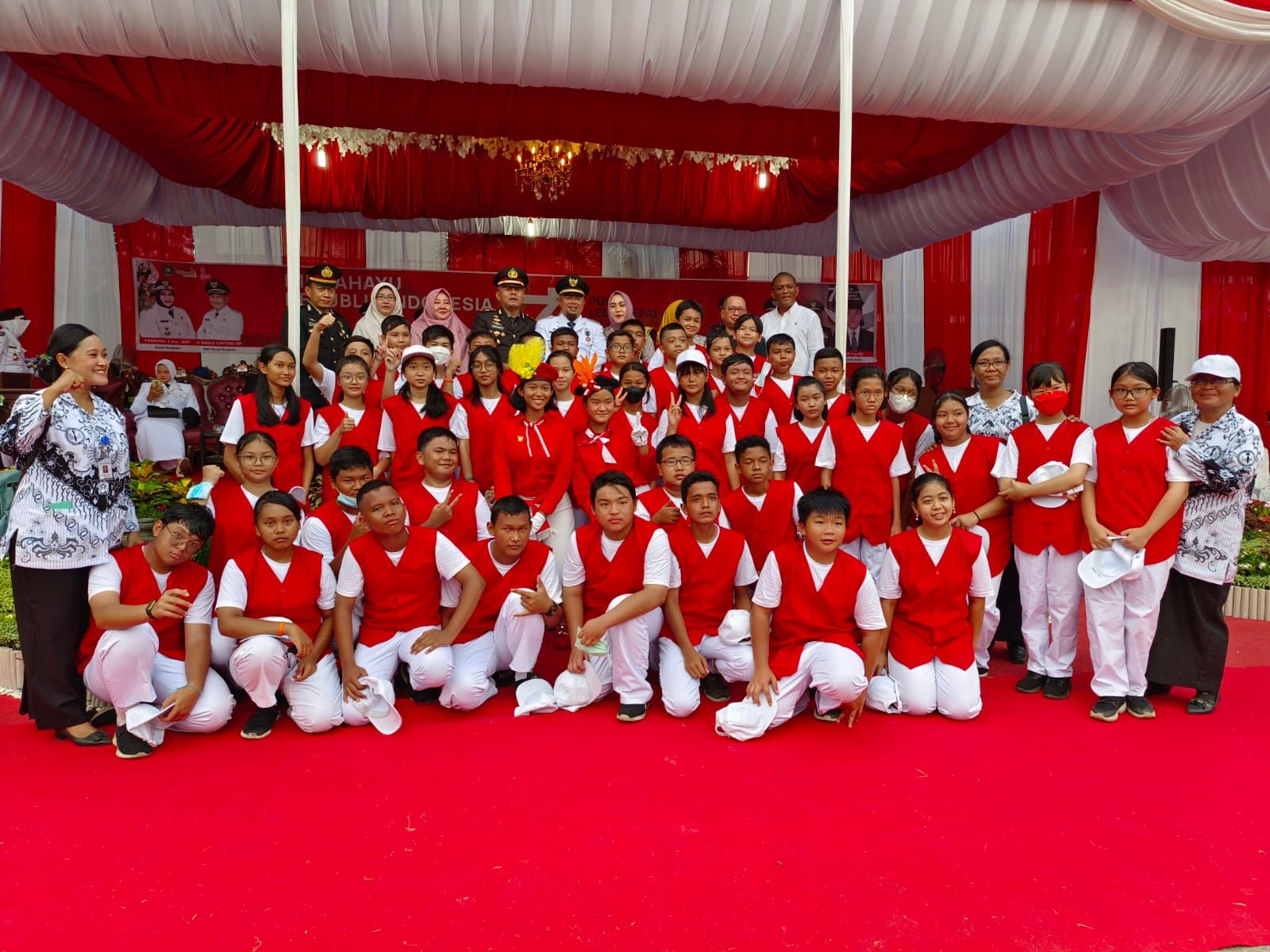 Penuh semangat, Drumband SMPS Pelopor Ikuti Upacara Penurunan Bendera